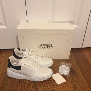 Alexander McQueen Court Trainer in White/Black Size 39